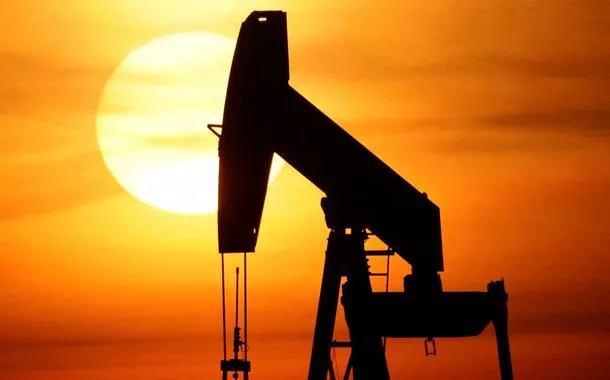 Petróleo sobe 1% por preocupações com oferta e queda de estoques nos EUA