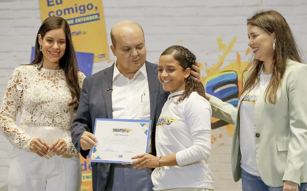 Governo do DF lança programa para combater evasão escolar com bolsa e apoio social
