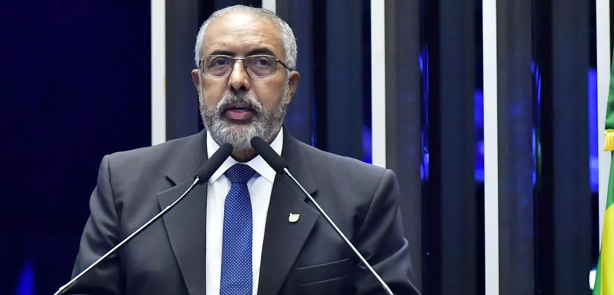 Fim da escala 6x1 depende de negociação ampla e pode avançar em 2026, diz Paulo Paim