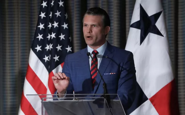 O Secretário de Defesa dos EUA, Pete Hegseth, fala durante uma coletiva de imprensa, na Cidade do Panamá, Panamá, em 9 de abril de 2025