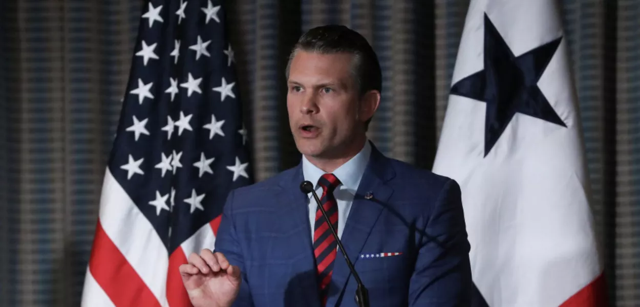 O Secretário de Defesa dos EUA, Pete Hegseth, fala durante uma coletiva de imprensa, na Cidade do Panamá, Panamá, em 9 de abril de 2025