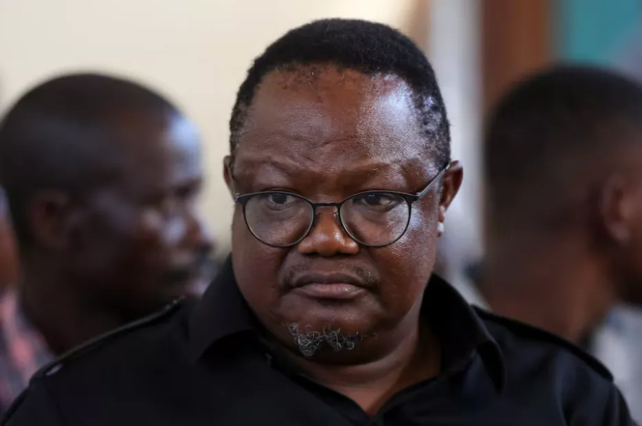 O líder da oposição tanzaniana e ex-candidato presidencial do partido CHADEMA, Tundu Lissu, senta-se dentro do Tribunal de Magistrados Residentes de Kisutu, em Dar es Salaam, Tanzânia