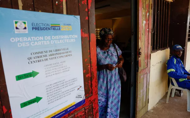 Mulher sai de uma seção eleitoral após coletar seu cartão de eleitor, antes da eleição presidencial gabonesa de 2025, em uma seção eleitoral em Libreville, Gabão, em 9 de abril de 2025.