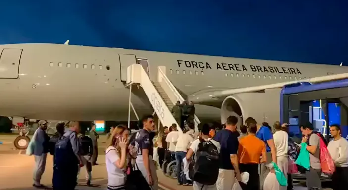 Avião com 96 brasileiros deportados dos EUA chega ao Brasil