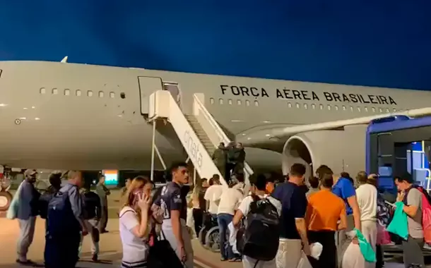 Avião com 96 brasileiros deportados dos EUA chega ao Brasil