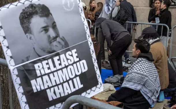 Manifestantes muçulmanos rezam do lado de fora do campus principal da Universidade de Columbia durante uma manifestação para denunciar a prisão de Mahmoud Khalil, um ativista pró-palestino que ajudou a liderar protestos contra Israel na universidade, na cidade de Nova York.