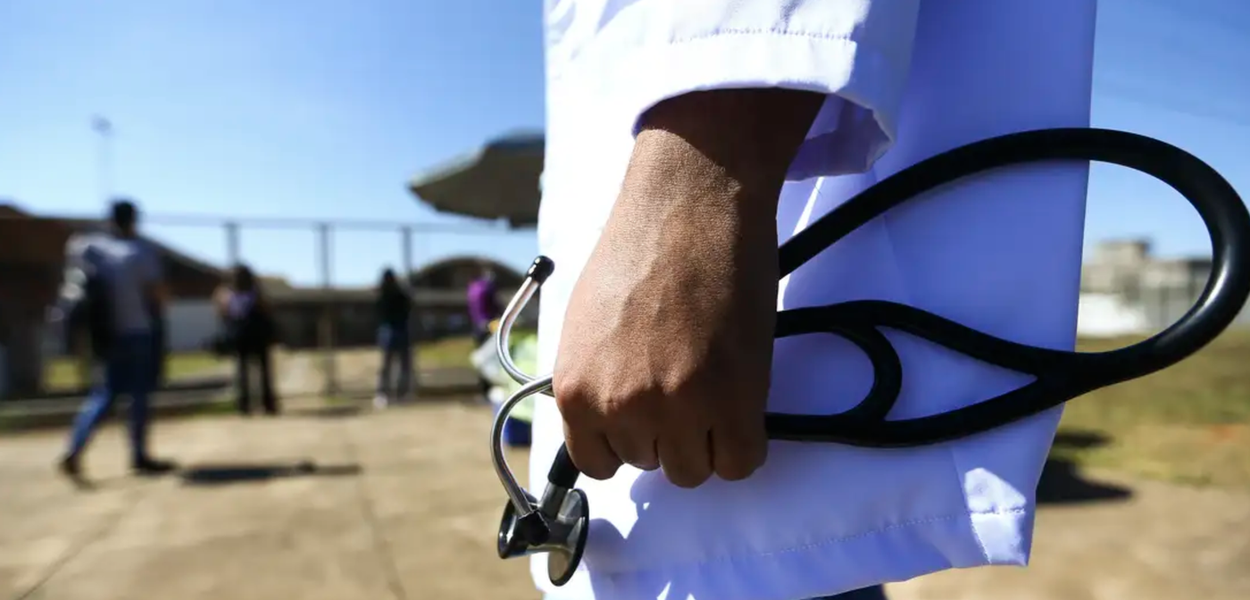 Mais de 100 cursos de Medicina mal avaliados no Enamed terão cortes de vagas e suspensão de ingressos