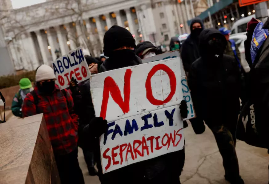 Manifestantes protestam contra o Serviço de Imigração e Alfândega dos EUA (ICE) e as deportações realizadas pelo governo do presidente Donald Trump, na cidade de Nova York, EUA, em 13 de fevereiro de 2025.