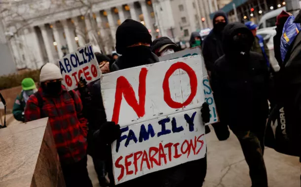 Manifestantes protestam contra o Serviço de Imigração e Alfândega dos EUA (ICE) e as deportações realizadas pelo governo do presidente Donald Trump, na cidade de Nova York, EUA, em 13 de fevereiro de 2025.