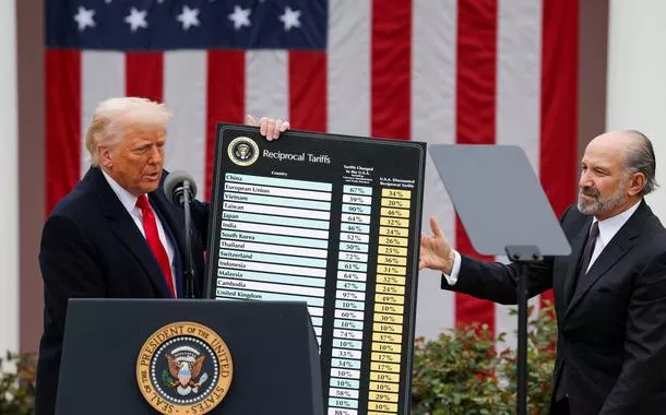 Presidente dos EUA, Donald Trump, ao lado do secretário de Comércio dos EUA, Howard Lutnick, enquanto Trump faz anúncio sobre tarifas na Casa Branca, em Washington, D.C., Estados Unidos - 2/04/2025