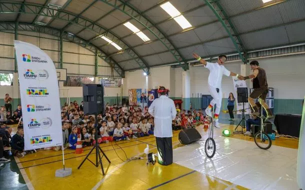 Itaipu leva teatro sobre mudanças climáticas a escolas municipais de Foz do Iguaçu