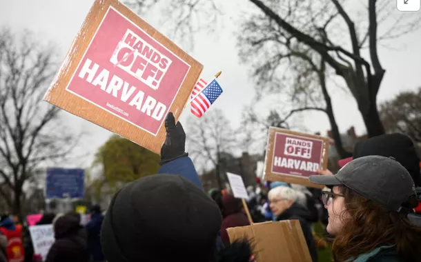 Manifestantes se opõem a medidas de Trump contra a Universidade de Harvard 
