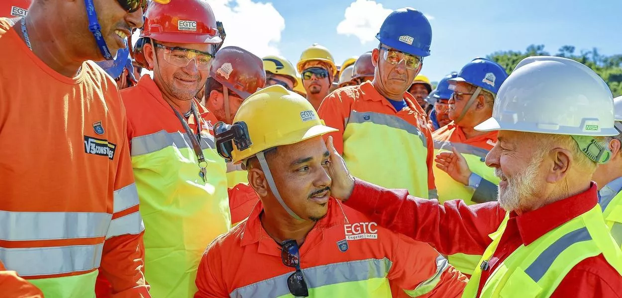 15.04.2025 - Presidente da República, Luiz Inácio Lula da Silva, durante visita às obras da Rodovia Presidente Dutra, na Serra das Araras. Paracambi - RJ.