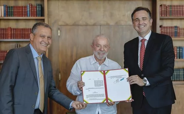 Presidente da República, Luiz Inácio Lula da Silva, Ministro da Casa Civil, Rui Costa e o senador Rodrigo Pacheco durante assinatura do decreto da Lei Complementar Nº 212, de 13 de Janeiro de 2025, Programa de Pleno Pagamento de Dívidas dos Estados 