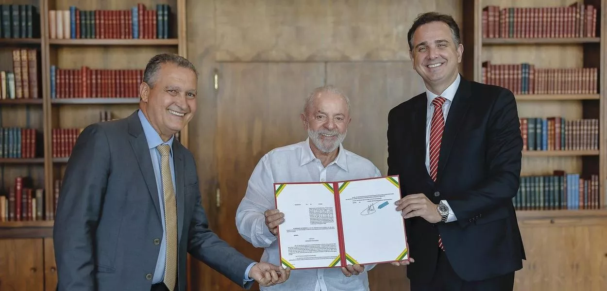 Presidente da República, Luiz Inácio Lula da Silva, Ministro da Casa Civil, Rui Costa e o senador Rodrigo Pacheco durante assinatura do decreto da Lei Complementar Nº 212, de 13 de Janeiro de 2025, Programa de Pleno Pagamento de Dívidas dos Estados