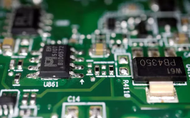 Chips semicondutores são vistos em uma placa de circuito impresso nesta ilustração tirada em 17 de fevereiro de 2023