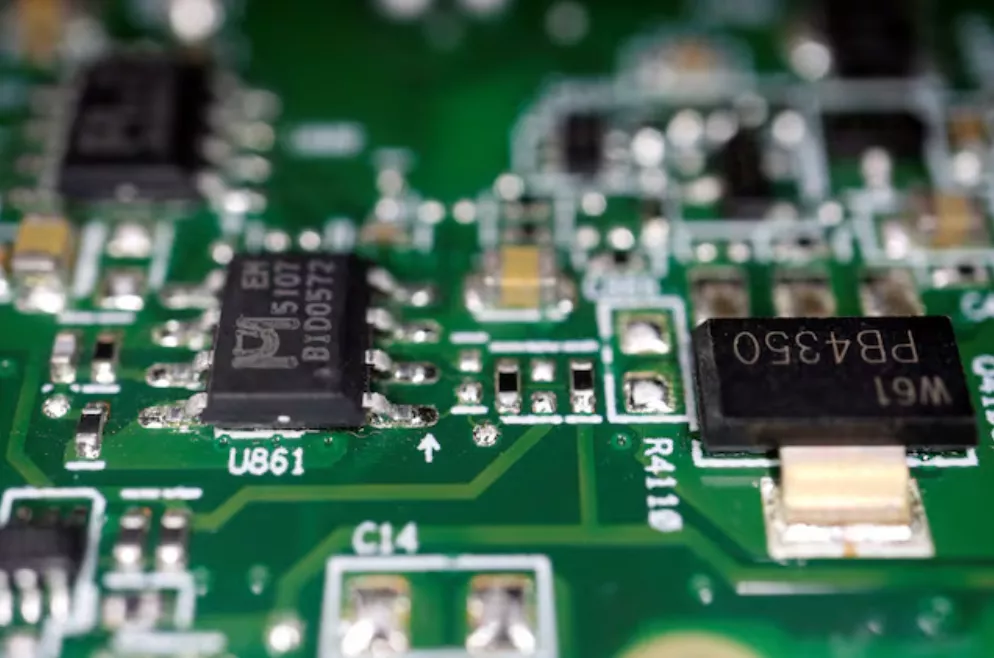 Chips semicondutores são vistos em uma placa de circuito impresso nesta ilustração tirada em 17 de fevereiro de 2023