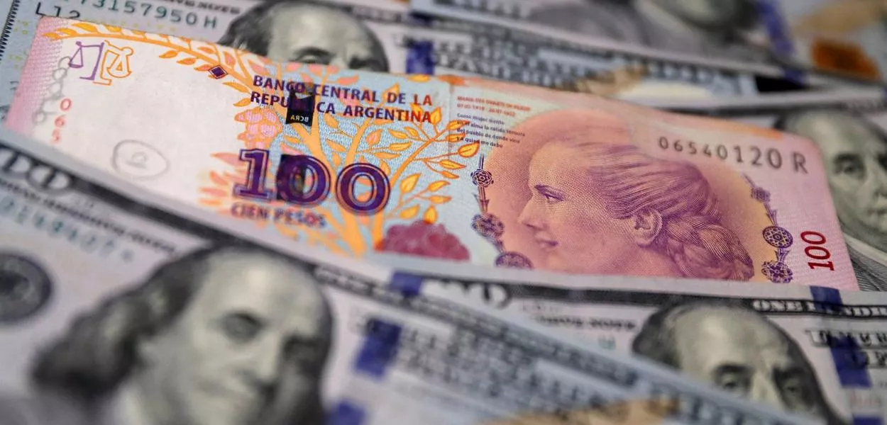 Notas de peso argentino e dólar - Ilustração de 17/10/2022