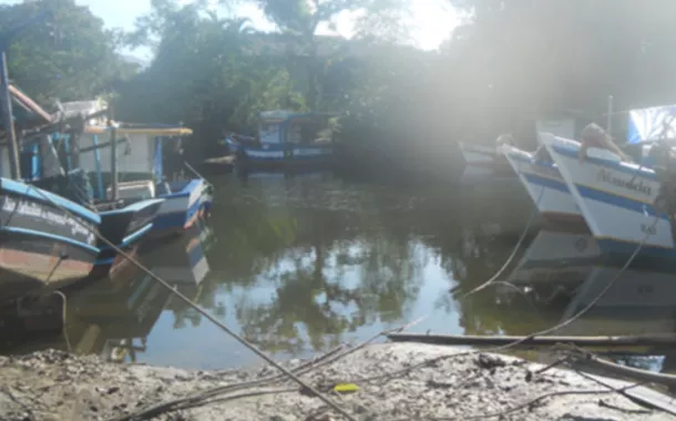 Barcos de pesca atracados no Rio Grande Ubatuba, Ilha dos Pecadores