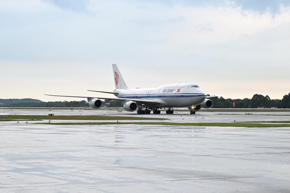 Xi chega a Kuala Lumpur para visita de Estado à Malásia