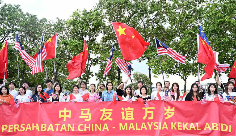Xi chega a Kuala Lumpur para visita de Estado à Malásia