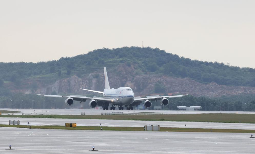 Xi chega a Kuala Lumpur para visita de Estado à Malásia