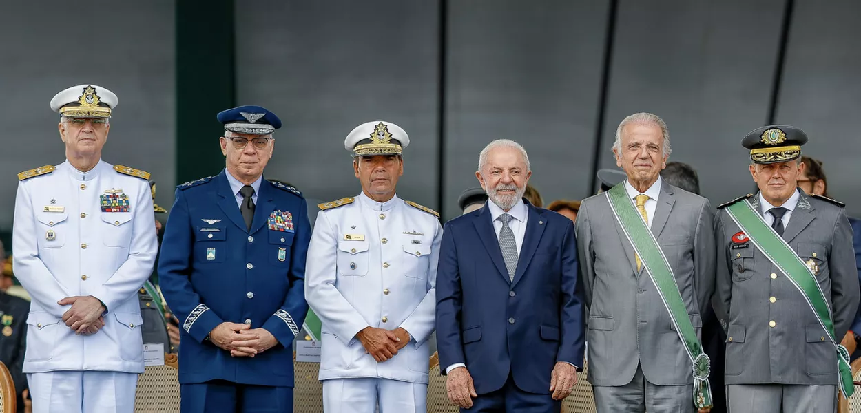 16.04.2025 - Presidente Luiz Inácio Lula da Silva, acompanhado do ministro da Defesa, José Mucio Monteiro Filho, comandante do Exército Brasileiro, Tomás Miguel Miné Ribeiro Paiva, Comandante da Aeronáutica, Marcelo Kanitz Damasceno, Comandante da Marinha, Marcos Sampaio Olsen e o chefe do Estado-Maior Conjunto das Forças Armadas Almirante de Esquadra Renato Rodrigues de Aguiar Freire, durante cerimônia do Dia do Exército e de comemoração do Jubileu de 80 anos das vitórias da Força Expedicionária Brasileira, na Itália.Quartel-General do Exército – Forte Caxias - Brasília - DF.