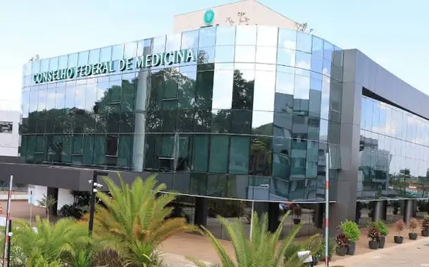 CFM veta terapia hormonal para menor de 18 anos e restringe cirurgias