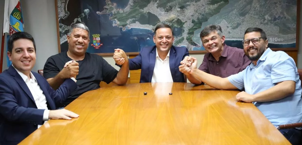 O prefeito de Niterói, Rodrigo Neves, ao lado de deputados e vereadores