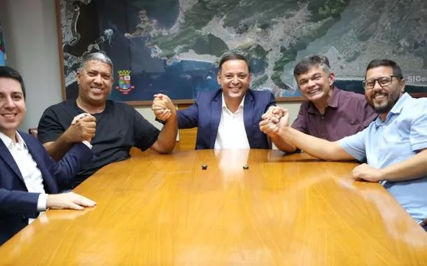 O prefeito de Niterói, Rodrigo Neves, ao lado de deputados e vereadores