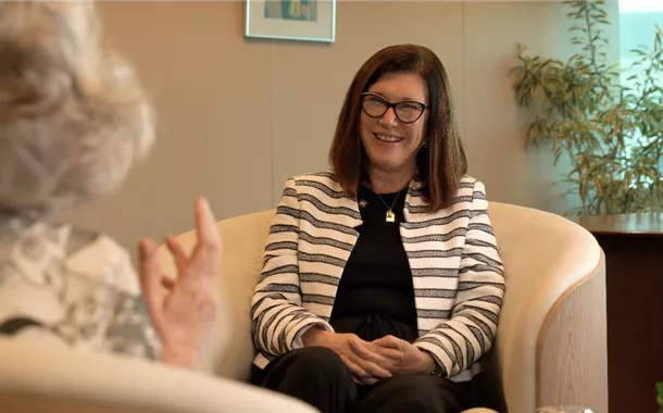 Magda Chambriard concede entrevista a Hildegard Angel
