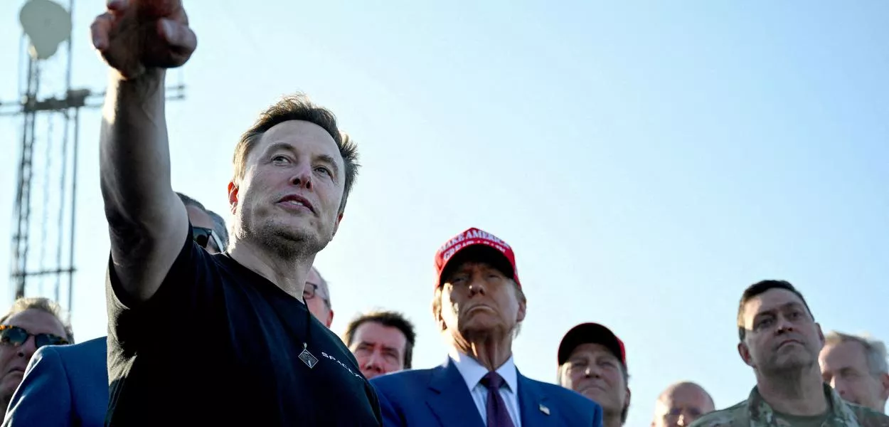 Elon Musk conversa com o presidente dos EUA, Donald Trump, durante lançamento do sexto voo de teste da nave Starship, da SpaceX, em Brownsville, Texas - EUA - 19/11/2024
