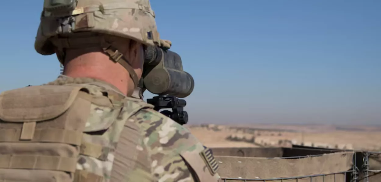 Um soldado americano monitora a área durante uma patrulha conjunta em Manbij, Síria, em 1º de novembro de 2018. Foto tirada em 1º de novembro de 2018. Cortesia de Zoe Garbarino/EUA.