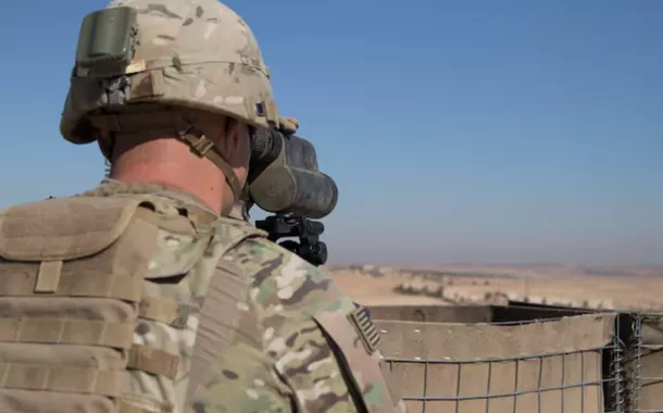Um soldado americano monitora a área durante uma patrulha conjunta em Manbij, Síria, em 1º de novembro de 2018. Foto tirada em 1º de novembro de 2018. Cortesia de Zoe Garbarino/EUA.