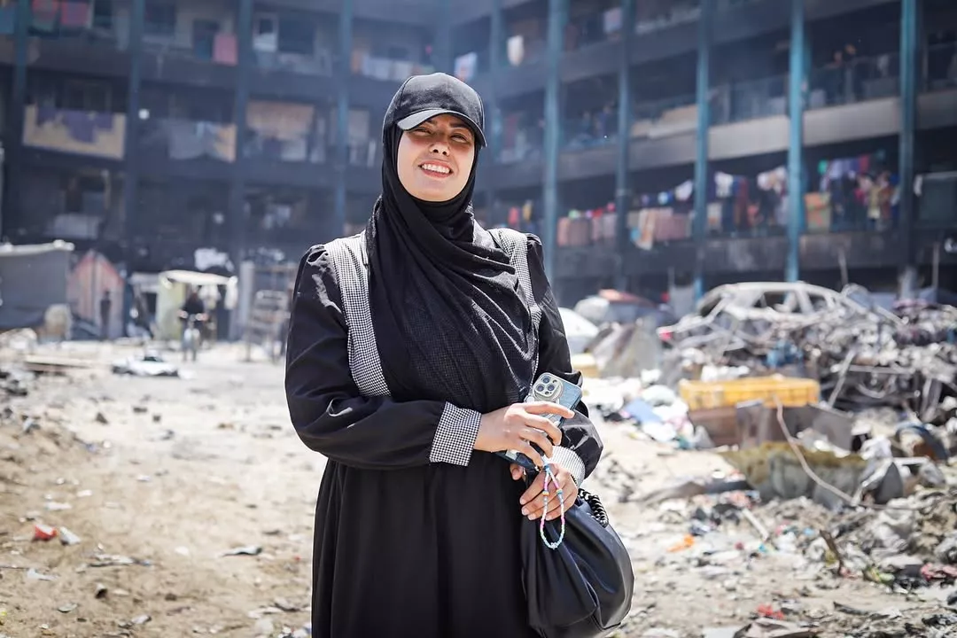 Jornalista palestina Fatma Hassona, morta em sua residência por ataque israelense em Gaza, em 17/04/2025