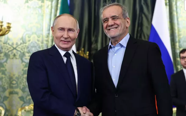 Os presieentes Putin (Rússia) e Pezeshkian (Irã)