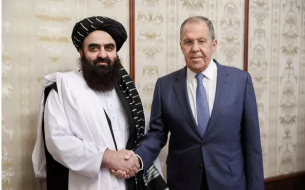 O ninistro das Relações Exteriores da Rússia, Sergey Lavrov, aperta a mão do ministro das Relações Exteriores do Afeganistão, Amir Khan Muttaqi, durante uma reunião em Moscou, Rússia, em 4 de outubro de 2024