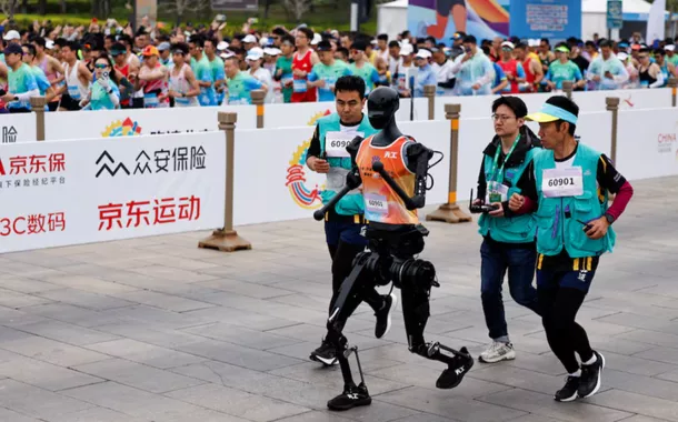 O robô humanoide "Tiangong" participa junto com corredores humanos na Meia Maratona E-Town e na Meia Maratona de Robôs Humanoides em Pequim, China, em 19 de abril de 2025