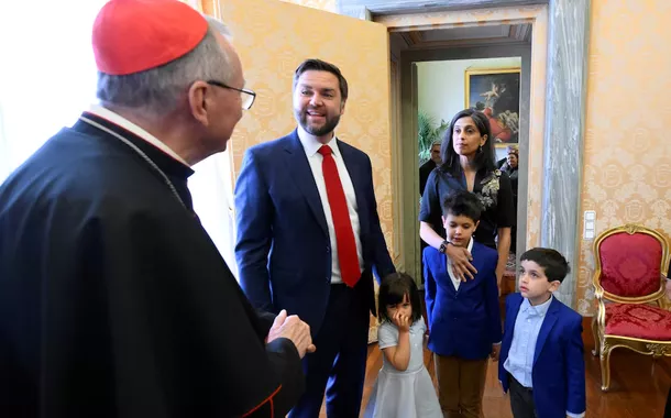 O vice-presidente dos EUA, JD Vance, caminha com seus filhos durante visita ao Vaticano, em 19 de abril de 2025