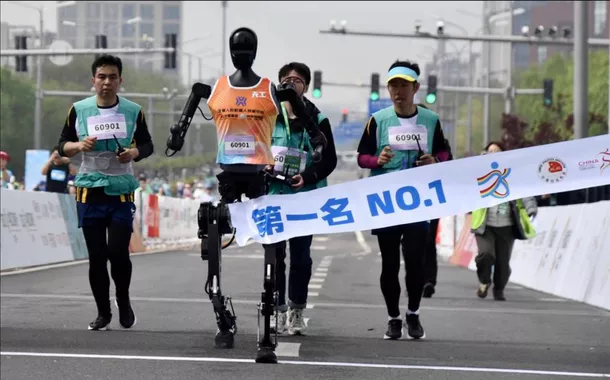 Meia maratona com atletas e robôs
