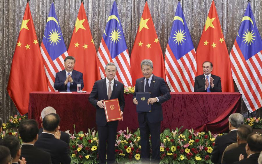 O presidente chinês Xi Jinping e o primeiro-ministro malaio Anwar Ibrahim testemunham juntos a troca de documentos de cooperação bilateral após suas conversas em Putrajaya, Malásia, em 16 de abril de 2025. Xi conversou com Anwar na residência oficial do primeiro-ministro em Putrajaya na quarta-feira.