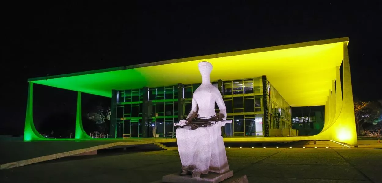 STF é iluminado com as cores da Bandeira Nacional
