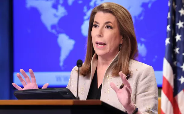 A porta-voz do Departamento de Estado dos EUA, Tammy Bruce, discursa durante sua primeira coletiva de imprensa no Departamento de Estado em Washington, DC, EUA, em 6 de março de 2025