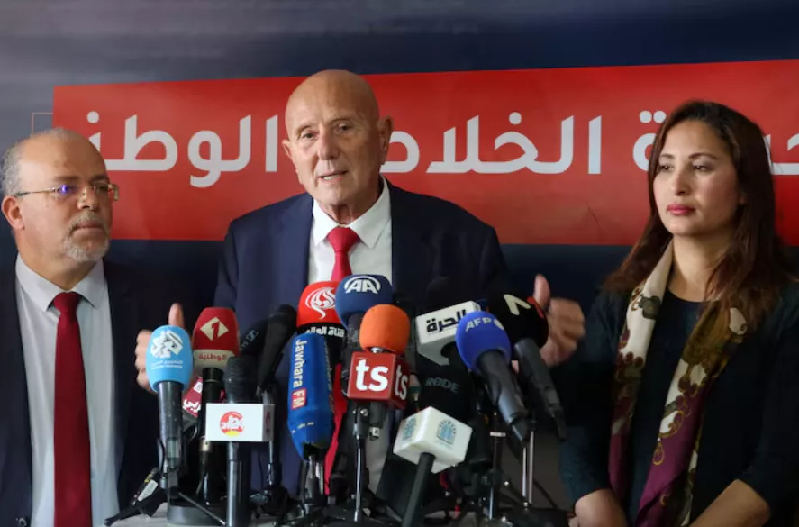 Ahmed Nejib Chebbi, líder da Frente de Salvação Nacional, fala durante uma coletiva de imprensa em Túnis, Tunísia, em 15 de fevereiro de 2023