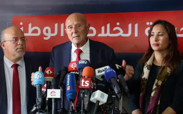 Ahmed Nejib Chebbi, líder da Frente de Salvação Nacional, fala durante uma coletiva de imprensa em Túnis, Tunísia, em 15 de fevereiro de 2023