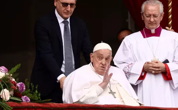 O Papa Francisco acena de uma sacada no dia da mensagem "Urbi et Orbi" (à cidade e ao mundo), na Praça de São Pedro, no Domingo de Páscoa, no Vaticano, em 20 de abril de 2025