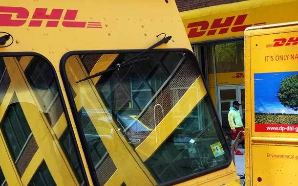 Efeito tarifaço de Trump: DHL suspenderá remessas globais de mais de US$ 800 para consumidores dos EUA