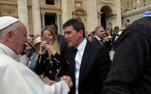“Morre um homem que mostrou bondade e misericórdia aos mais necessitados”, diz Antonio Banderas sobre Papa Francisco