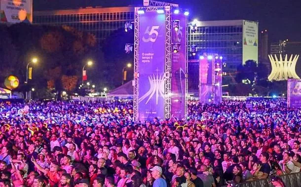 65 anos de Brasília: Público curte segunda noite de festa na Esplanada ao som de diferentes gerações
