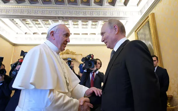 Putin lamenta morte do Papa Francisco e destaca legado de diálogo entre Rússia e Vaticano